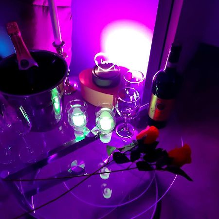 Un Sejour Romantique En Couple Avec Jacuzzi Prive Chromotherapie Jardin Maison Privee Ychoux Exterior foto