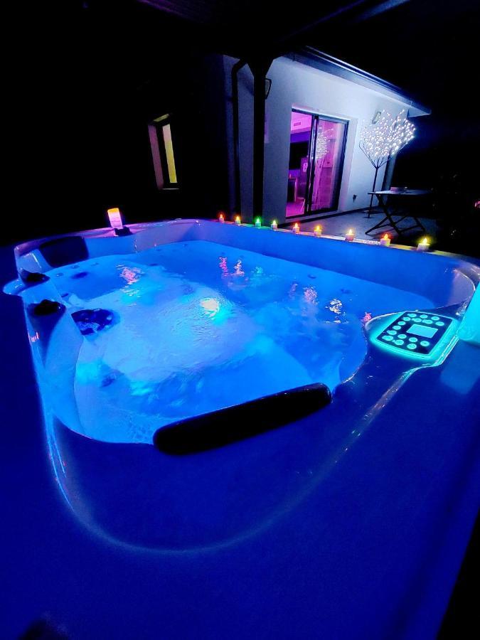 Un Sejour Romantique En Couple Avec Jacuzzi Prive Chromotherapie Jardin Maison Privee Ychoux Exterior foto