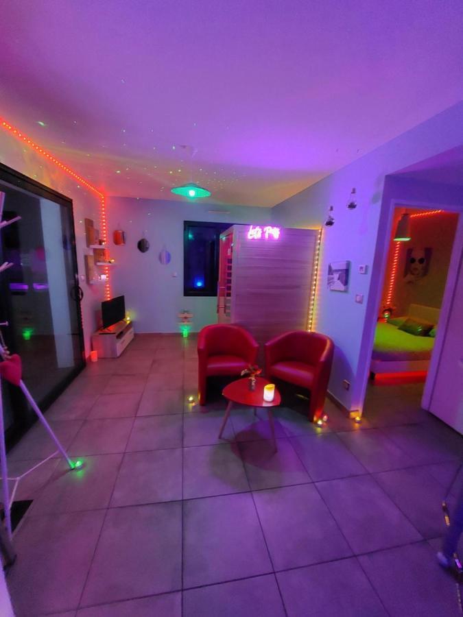 Un Sejour Romantique En Couple Avec Jacuzzi Prive Chromotherapie Jardin Maison Privee Ychoux Exterior foto