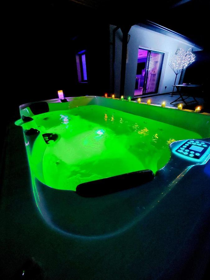 Un Sejour Romantique En Couple Avec Jacuzzi Prive Chromotherapie Jardin Maison Privee Ychoux Exterior foto